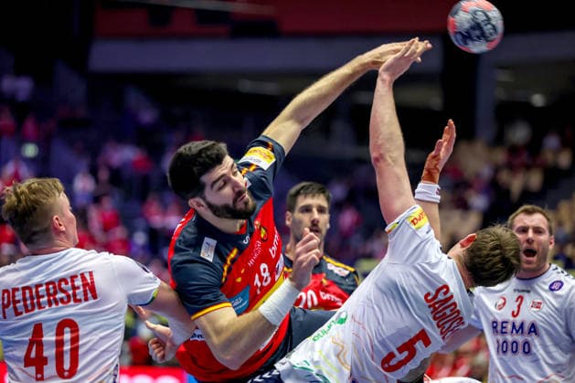 22 01 2026, Handball, Men s EHF EURO 2026, Spain Norway, Jyske Bank Boxing in Herning, Denmark, Main Round Imanol Garciandia Alustiza Espania 18 in a duel against Sander Sagosen Norway 05 Denmark