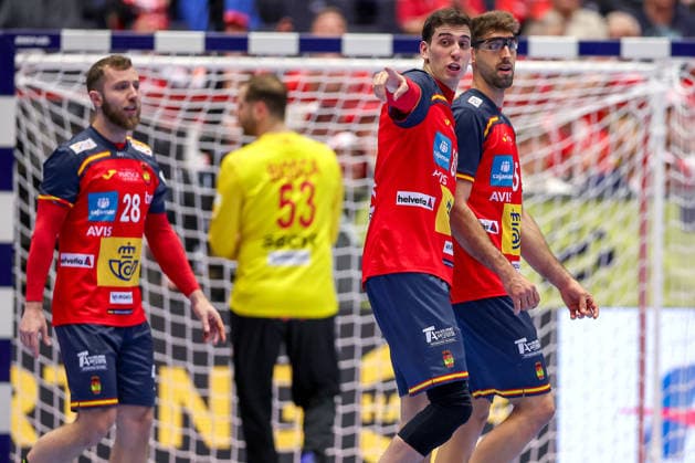 22 01 2026, Handball, Men s EHF EURO 2026, Spain Norway, Jyske Bank Boxen in Herning, Denmark, Main Round Aleix Gomez Abello Espania 28 Ian Barrufet Torrebejano Espania 80 Antonio Serradilla Cuenca Espania 05 Denmark