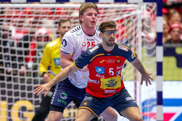 22 01 2026, Handball, Men s EHF EURO 2026, Spain Norway, Jyske Bank Boxing in Herning, Denmark, Main Round Martin Hernes Hovde Norway 25 in a duel against Antonio Serradilla Cuenca Espania 05 Denmark