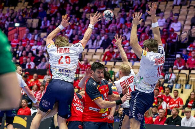 22 01 2026, Handball, Men s EHF EURO 2026, Spain Norway, Jyske Bank Boxing in Herning, Denmark, Main Round Martin Hernes Hovde Norway 25 Vetle Ronningen Norway 10 defend at circle Denmark