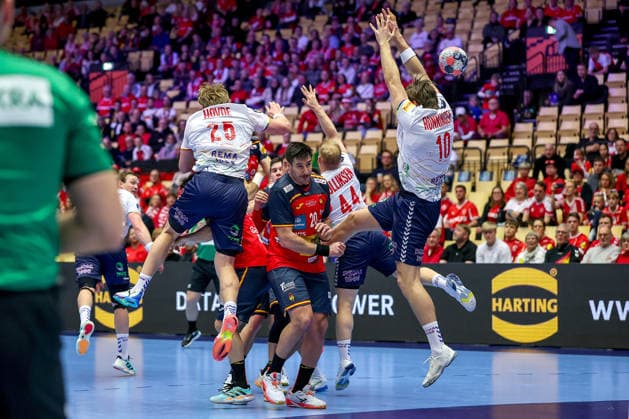 22 01 2026, Handball, Men s EHF EURO 2026, Spain Norway, Jyske Bank Boxing in Herning, Denmark, Main Round Martin Hernes Hovde Norway 25 Vetle Ronningen Norway 10 defend at circle Denmark