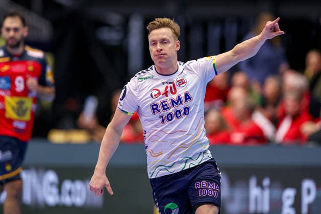 22 01 2026, Handball, Men s EHF EURO 2026, Spain Norway, Jyske Bank Boxen in Herning, Denmark, Main Round August Baskar Pedersen Norway 40 cheering and gesticulating on the pitch Denmark