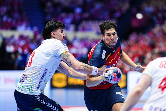 Simen Schoenningsen Norway, 45 , Daniel Dujshebaev Spain, 24 DEN, Spain vs. Norway, Handball, EHF European Championship 2026, Main Round, Matchday 1, 22 01 2026 DEN, Spain vs. Norway, Handball, EHF European Championship 2026, Main Round, Matchday 1, 22 01 2026 Herning Copyright: xEibner-Pressefoto MarcelxvonxFehrnx EP_MFN