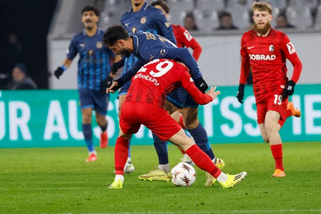 Sagiv Jehezkel Maccabi Tel Aviv, 11 and Philipp Treu SC Freiburg, 29 in duel , Germany, Soccer, UEFA Europa League, Matchday 7, 2025 2026, SC Freiburg vs Maccabi Tel Aviv, Europa Park Stadion, Freiburg im Breisgau, 22 01 2026 Freiburg im Breisgau Europa Park Stadion Germany Copyright: xGrantxHubbsx
