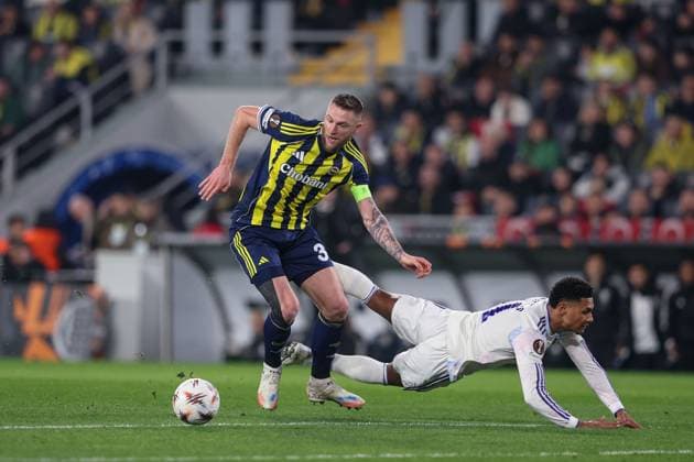 Milan Skriniar of Fenerbahce chases the ball Fenerbache v Aston Villa, UEFA Europa League, Group Stage, Football, Sukru Saracoglu Stadium, Istanbul, Turkiye - 22 Jan 2026Istanbul Sukru Saracoglu Stadium Turkey EDITORIAL USE ONLY No use with unauthorised audio, video, data, fixture lists, club league logos or live services. Online in-match use limited to 120 images, no video emulation. No use in betting, games or single club league player publications. Copyright: xRaddadxJebarah Shutterstockx 16348379am