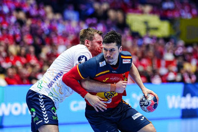 Vetle Eck Aga Norway, 03 , Alex Dujshebaev Spain, 10 DEN, Spain vs. Norway, Handball, EHF European Championship 2026, Main Round, Matchday 1, 22 01 2026 DEN, Spain vs. Norway, Handball, EHF European Championship 2026, Main Round, Matchday 1, 22 01 2026 Herning Copyright: xEibner-Pressefoto MarcelxvonxFehrnx EP_MFN