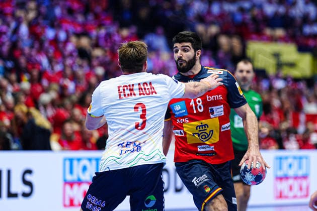 Vetle Eck Aga Norway, 03 , Imanol Garciandia Spain, 18 DEN, Spain vs. Norway, Handball, EHF European Championship 2026, Main Round, Matchday 1, 22 01 2026 DEN, Spain vs. Norway, Handball, EHF European Championship 2026, Main Round, Matchday 1, 22 01 2026 Herning Copyright: xEibner-Pressefoto MarcelxvonxFehrnx EP_MFN