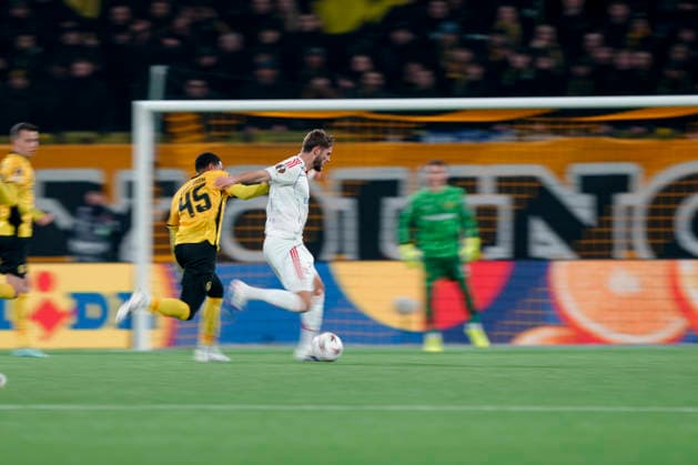 Switzerland UEFA Europa League 2025 26, BSC Young Boys vs Olympique Lyonnais Stadion Wankdorf, Bern Tanner Tessmann 6 Lyon in duel with Rayan Raveloson 45 Young Boys Bern Stadion Wankdorf Bern Switzerland Copyright: xKjetilxWaberx