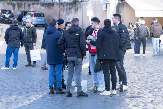 Police officers check Stuttgart fans in Piazza del Popolo before the Roma-Stuttgart Europa League match.  Copyright: xMatteoxNardonex xipa-agency.netx xMatteoxNardonex IPA_Agency_IPA70424104