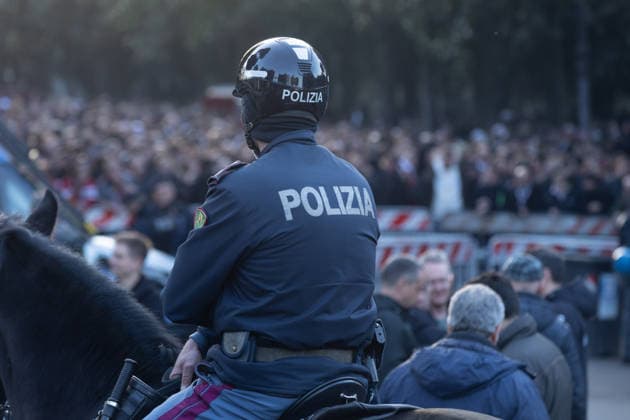 Police officers check on Stuttgart fans at Villa Borghese before the Roma-Stuttgart Europa League match.  Copyright: xMatteoxNardonex xipa-agency.netx xMatteoxNardonex IPA_Agency_IPA70424229
