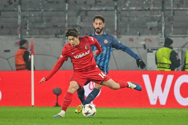 Yuito Suzuki SC Freiburg, 14 , Sagiv Jehezkel Maccabi Tel Aviv FC, 11 in duel GER, SC Freiburg Maccabi Tel Aviv, Football, Europa League, Matchday 7, Season 2025 2026, 22 01 2026 GER, SC Freiburg Maccabi Tel Aviv, Football, Europa League, Matchday 7, Season 2025 2026, 22 01 2026 Freiburg Copyright: xEibner-Pressefoto ThomasxHessx EP_THS
