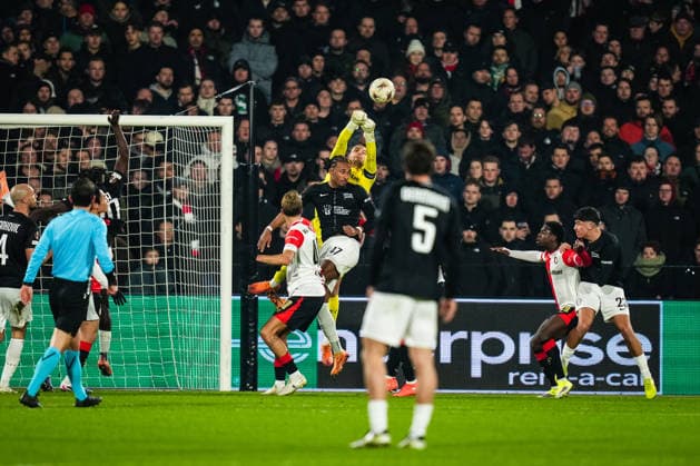 UEFA Europa League: Feyenoord v SK Sturm Graz Rotterdam - Goalkeeper Timon Wellenreuther of Feyenoord Rotterdam, Emanuek Aiwu of Sturm Graz during the seventh match of the UEFA Europa League 2025 2026. The match is set between Feyenoord and SK Sturm Graz at Stadion Feijenoord De Kuip on 22 January 2026 in Rotterdam, The Netherlands. (VK Sportphoto Danny de Groot) Copyright: xDannyxdexGrootx