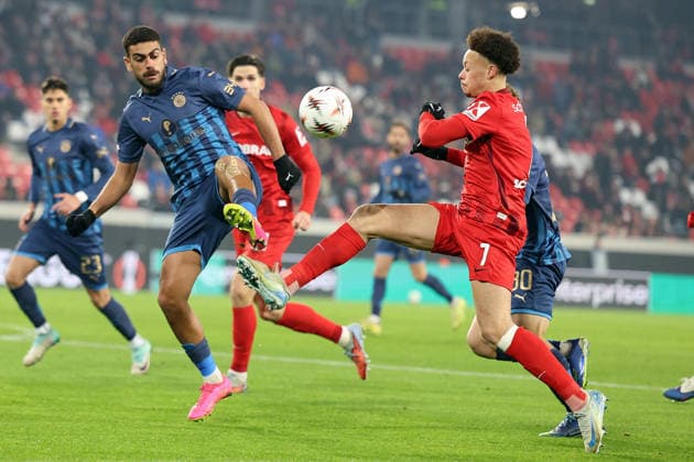 22 01 2026, xrekx, Football UEFA Europa League, SC Freiburg Maccabi Tel Aviv v l Raz Shlomo Maccabi Tel Aviv Derry Scherhant SC Freiburg Zweikampf, Aktion, action, battle for the ball DFL DFB REGULATIONS PROHIBIT ANY USE OF PHOTOGRAPHS as IMAGE SEQUENCES and or QUASI VIDEO Freiburg