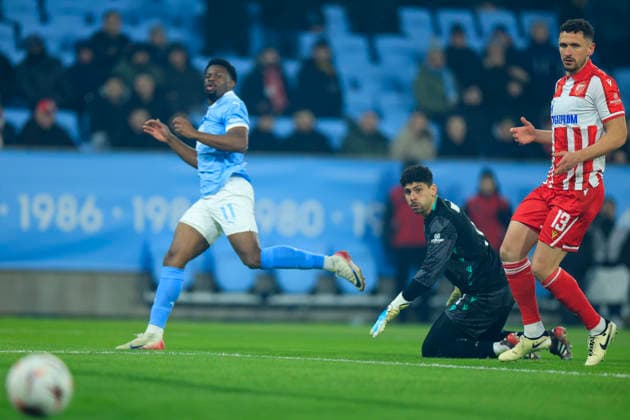Crvena Zvezda s goalkeeper Matheus Magalhaes and MiloÅ¡ VeljkoviÄ‡ watch Malmö s Emmanuel Ekong miss a goal during Thursday s Uefa Europa League football match between Malmö FF and Crvena Zvezda at Eleda Stadium in Malmö, Sweden, January 22, 2026 MALMÖ SWEDEN x10600x  Copyright: xAndreasxHillergren TTx UEFA EUROPA LEAGUE MALMÖ FF - CRVENA ZVEZDA