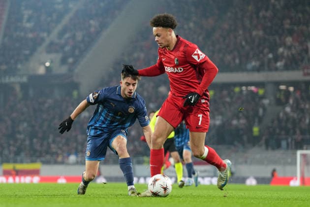 Noam Ben Harush Maccabi Tel Aviv, 21 in duel with Derry Scherhant SC Freiburg, 07 , Germany, Soccer, UEFA Europa League, Matchday 7, League phase, 2025 2026, SC Freiburg vs Maccabi Tel Aviv, 22 01 2026, Europa Park Stadion, Freiburg, Germany Freiburg Europa Park Stadion Baden Württemberg Germany Copyright: xArnexAmbergx