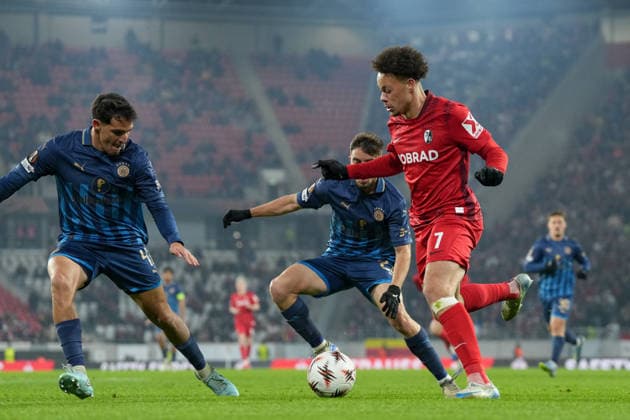 Noam Ben Harush Maccabi Tel Aviv, 21 in duel with Derry Scherhant SC Freiburg, 07 , Germany, Soccer, UEFA Europa League, Matchday 7, League phase, 2025 2026, SC Freiburg vs Maccabi Tel Aviv, 22 01 2026, Europa Park Stadion, Freiburg, Germany Freiburg Europa Park Stadion Baden Württemberg Germany Copyright: xArnexAmbergx