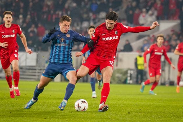 Football UEFA Europa League 2025 26, Matchday 7 SC Freiburg vs Maccabi Tel Aviv Europa Park Stadion Freiburg Igor Matanovic SC Freiburg, 31 Itamar Noy Maccabi Tel Aviv, 30 Copyright: xJOERANxSTEINSIEKx