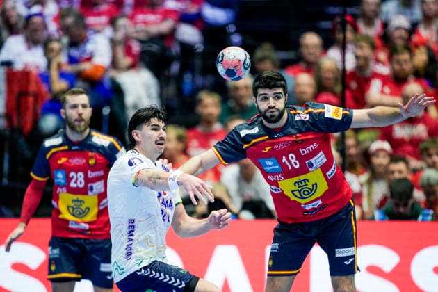 Handball European Championship 2026 Spain Norway Herning, Denmark 20260122 Norway s Simen Lyse and Spain s Imanol Garciandia during the European Championship handball match between Spain and Norway at the Boxen arena in Herning Photo Stian Lysberg Solum NTB Herning Denmark EDITORIAL USE ONLY RESTRICTED USE FOR BETTING COMPANIES  Copyright: xStianxLysbergxSolumx xNTBx