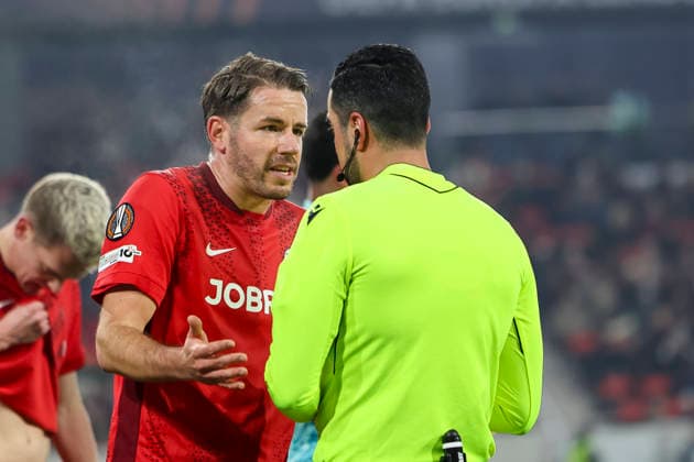 Christian Günter, Gunter SC Freiburg, 30 and referee Mohammed Al Hakim SWE in dialog , Germany, Soccer, UEFA Europa League, Matchday 7, 2025 2026, SC Freiburg vs Maccabi Tel Aviv, Europa Park Stadion, Freiburg im Breisgau, 22 01 2026 Freiburg im Breisgau Europa Park Stadion Germany Copyright: xGrantxHubbsx