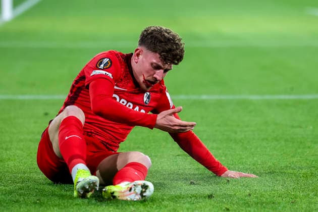 Philipp Treu SC Freiburg, 29 injured on the ground , Germany, Football, UEFA Europa League, Matchday 7, 2025 2026, SC Freiburg vs Maccabi Tel Aviv, Europa Park Stadion, Freiburg im Breisgau, 22 01 2026 Freiburg im Breisgau Europa Park Stadion Germany Copyright: xGrantxHubbsx