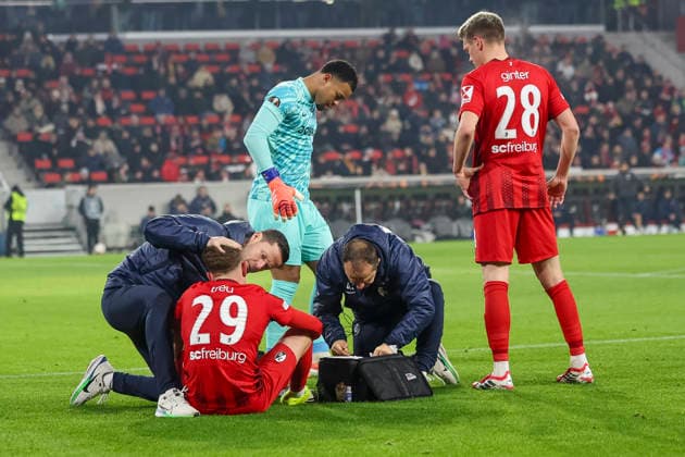 Philipp Treu SC Freiburg, 29 injured on the ground , Germany, Football, UEFA Europa League, Matchday 7, 2025 2026, SC Freiburg vs Maccabi Tel Aviv, Europa Park Stadion, Freiburg im Breisgau, 22 01 2026 Freiburg im Breisgau Europa Park Stadion Germany Copyright: xGrantxHubbsx
