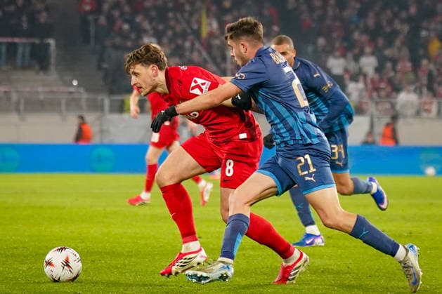 Football UEFA Europa League 2025 26, Matchday 7 SC Freiburg vs Maccabi Tel Aviv Europa Park Stadion Freiburg Maximilian Eggestein SC Freiburg, 08 Noam Ben Harush Maccabi Tel Aviv, 21 Copyright: xJOERANxSTEINSIEKx
