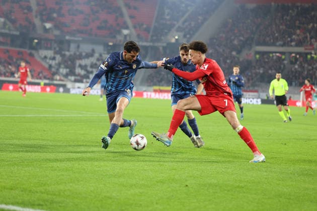 22 01 2026, xrekx, Football UEFA Europa League, SC Freiburg Maccabi Tel Aviv v l Itay Ben Hamo Maccabi Tel Aviv Noam Ben Harush Maccabi Tel Aviv Derry Scherhant SC Freiburg Zweikampf, Aktion, action, battle for the ball DFL DFB REGULATIONS PROHIBIT ANY USE OF PHOTOGRAPHS as IMAGE SEQUENCES and or QUASI VIDEO Freiburg