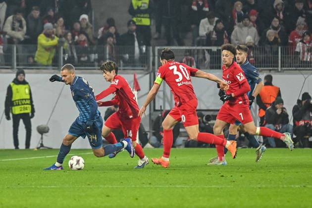Saied Abu Farchi Maccabi Tel Aviv FC, 34 on the ball and in a duel with Yuito Suzuki SC Freiburg, 14 , Christian Guenter SC Freiburg, 30 , Derry Scherhant SC Freiburg, 07 GER, SC Freiburg Maccabi Tel Aviv, Soccer, Europa League, Matchday 7, Season 2025 2026, 22 01 2026 GER, SC Freiburg Maccabi Tel Aviv, Soccer, Europa League, Matchday 7, Season 2025 2026, 22 01 2026 Freiburg Copyright: xEibner-Pressefoto ThomasxHessx EP_THS