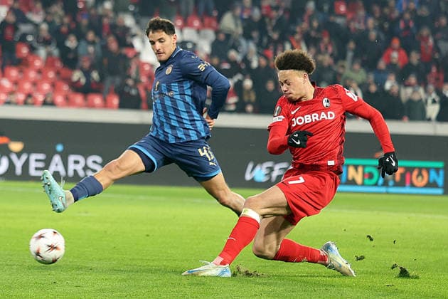 22 01 2026, xrekx, Football UEFA Europa League, SC Freiburg Maccabi Tel Aviv v l Itay Ben Hamo Maccabi Tel Aviv Derry Scherhant SC Freiburg Zweikampf, Aktion, action, battle for the ball DFL DFB REGULATIONS PROHIBIT ANY USE OF PHOTOGRAPHS as IMAGE SEQUENCES and or QUASI VIDEO Freiburg