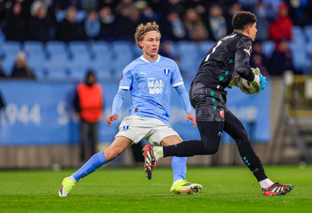 Malmös Hugo Bolin challenges Crvena Zvezdas goalkeeper Matheus Magalhaes during Thursdays Uefa Europa League football match between Malmö FF and Crvena Zvezda at Eleda Stadium in Malmö, Sweden, January 22, 2026 MALMÖ SWEDEN x10600x  Copyright: xAndreasxHillergren TTx UEFA EUROPA LEAGUE MALMÖ FF - CRVENA ZVEZDA