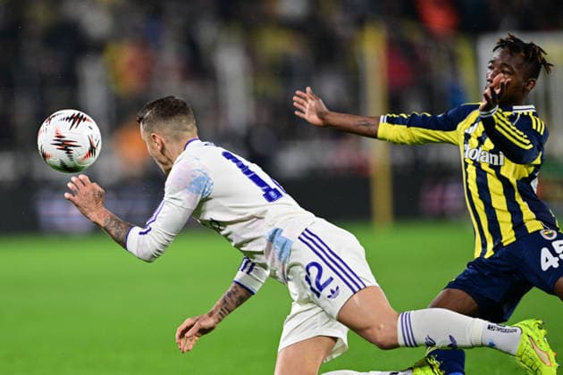 Fenerbahce v Aston Villa - UEFA Europa League ISTANBUL, TURKIYE - JANUARY 22: Dorgeles Nene (R) of Fenerbahce in action against Lucas Digne (L) of Aston Villa during the UEFA Europa League week 7 football match between Fenerbahce and Aston Villa at Chobani Stadium in Istanbul, Turkiye, on January 22, 2026. Oguz Yeter Anadolu Istanbul Turkey. Editorial use only. Please get in touch for any other usage.  Copyright: x2026xAnadoluxOguzxYeterx