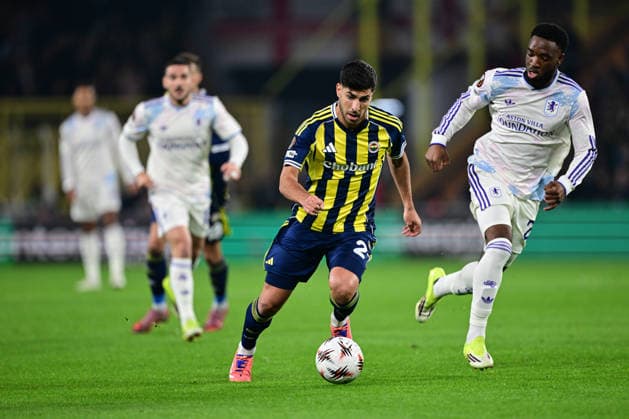 Fenerbahce v Aston Villa - UEFA Europa League ISTANBUL, TURKIYE - JANUARY 22: Marco Asensi (L) of Fenerbahce in action against Lamar Bogarde (R) of Aston Villa during the UEFA Europa League week 7 football match between Fenerbahce and Aston Villa at Chobani Stadium in Istanbul, Turkiye, on January 22, 2026. Oguz Yeter Anadolu Istanbul Turkey. Editorial use only. Please get in touch for any other usage.  Copyright: x2026xAnadoluxOguzxYeterx
