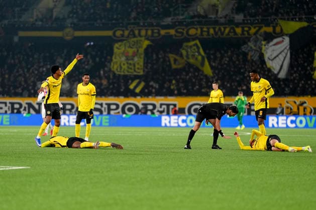 Switzerland UEFA Europa League 2025 26, BSC Young Boys vs Olympique Lyonnais Stadion Wankdorf, Bern two players of BSC Young Boys lie on the ground at the same time Bern Stadion Wankdorf Bern Switzerland Copyright: xKjetilxWaberx