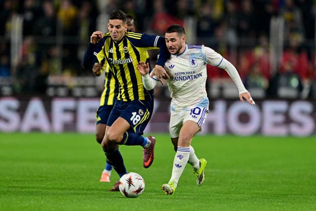Fenerbahce v Aston Villa - UEFA Europa League ISTANBUL, TURKIYE - JANUARY 22: Mert Muldur (18) of Fenerbahce in action against Emiliano Buendia (10) of Aston Villa during the UEFA Europa League week 7 football match between Fenerbahce and Aston Villa at Chobani Stadium in Istanbul, Turkiye, on January 22, 2026. Serhat Cagdas Anadolu Istanbul Turkey. Editorial use only. Please get in touch for any other usage.  Copyright: x2026xAnadoluxSerhatxCagdasx