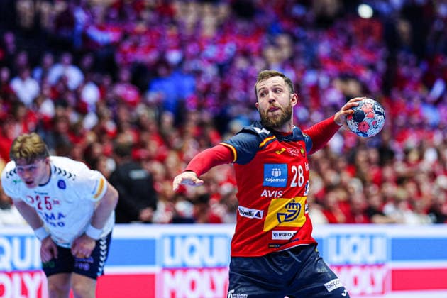 7 meter throw goal Aleix Gomez Spain, 28 DEN, Spain vs. Norway, Handball, EHF European Championship 2026, Main Round, Matchday 1, 22 01 2026 DEN, Spain vs. Norway, Handball, EHF European Championship 2026, Main Round, Matchday 1, 22 01 2026 Herning Copyright: xEibner-Pressefoto MarcelxvonxFehrnx EP_MFN