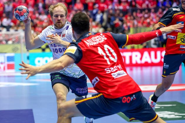 22 01 2026, Handball, Men s EHF EURO 2026, Spain Norway, Jyske Bank Boxing in Herning, Denmark, Main Round Magnus Fredriksen Norway 29 in duel against Alex Dujshebaev Dovichebaeva Espania 10 Denmark