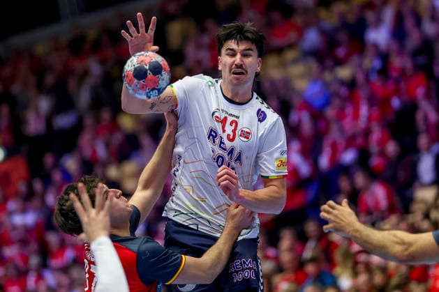 22 01 2026, Handball, Men s EHF EURO 2026, Spain Norway, Jyske Bank Boxing in Herning, Denmark, Main Round Simen Ulstad Lyse Norway 43 in a duel against Victor Romero Holguin Espania 37 Denmark