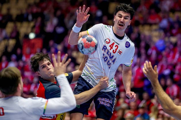 22 01 2026, Handball, Men s EHF EURO 2026, Spain Norway, Jyske Bank Boxing in Herning, Denmark, Main Round Simen Ulstad Lyse Norway 43 in a duel against Victor Romero Holguin Espania 37 Denmark
