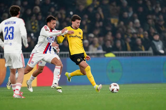 Switzerland UEFA Europa League 2025 26, BSC Young Boys vs Olympique Lyonnais Stadion Wankdorf, Bern Darian Males 39 Young Boys in duel with Justin Kluivert 21 Lyon Bern Stadion Wankdorf Bern Switzerland Copyright: xKjetilxWaberx