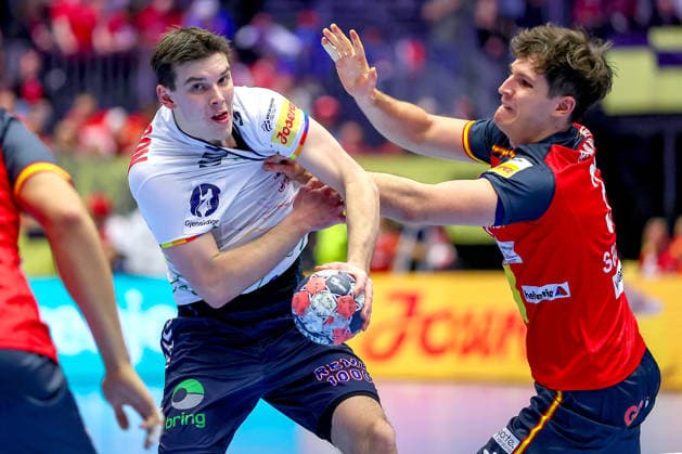 22 01 2026, Handball, Men s EHF EURO 2026, Spain Norway, Jyske Bank Boxing in Herning, Denmark, Main Round Patrick Helland Anderson Norway 35 in a duel against Daniel Dujshebaev Dovichebaeva Espania 24 Denmark
