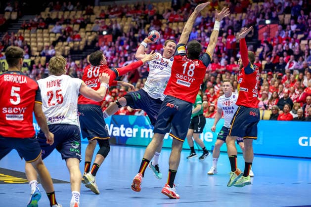 22 01 2026, Handball, Men s EHF EURO 2026, Spain Norway, Jyske Bank Boxing in Herning, Denmark, Main Round Sander Sagosen Norway 05 in a duel against Imanol Garciandia Alustiza Espania 18 Abel Serdio Guntin Espania 20 William Otto Aar Norway 18 Denmark