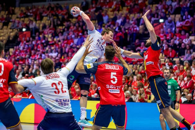 22 01 2026, Handball, Men s EHF EURO 2026, Spain Norway, Jyske Bank Boxing in Herning, Denmark, Main Round Sander Sagosen Norway 05 in a duel against Antonio Serradilla Cuenca Espania 05 Imanol Garciandia Alustiza Espania 18 Denmark