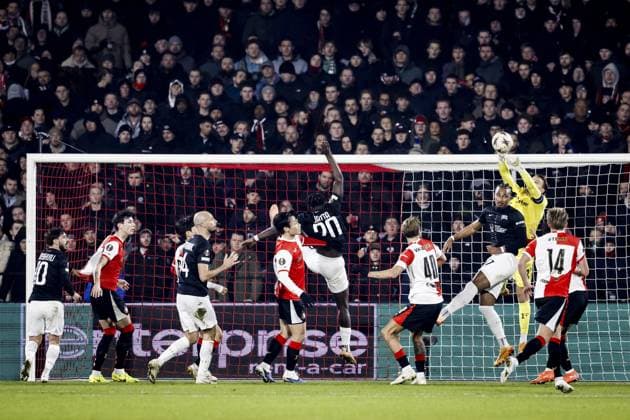 ROTTERDAM - (l-r) Otar Kiteishvili of Sturm Graz, Anel Ahmedhodzic of Feyenoord, Jon Gorenc StankoviÄ‡ of Sturm Graz, Ayase Ueda of Feyenoord, Seedy Jatta of Sturm Graz, Luciano Valente of Feyenoord, Emanuel Aiwu of Sturm Graz, Feyenoord goalkeeper Timon Wellenreuther catching the ball and Sem Steijn of Feyenoord during the UEFA Europa League match between Feyenoord and SK Sturm Graz at Feyenoord Stadion de Kuip on January 22, 2026 in Rotterdam, Netherlands. BAS CZERWINSKI ANP UEFA Europa League 2025 26 League Phase MD7 2025-2026 xVIxANPxSportx xxANPxIVx 548257674 originalFilename: 548257674.jpg