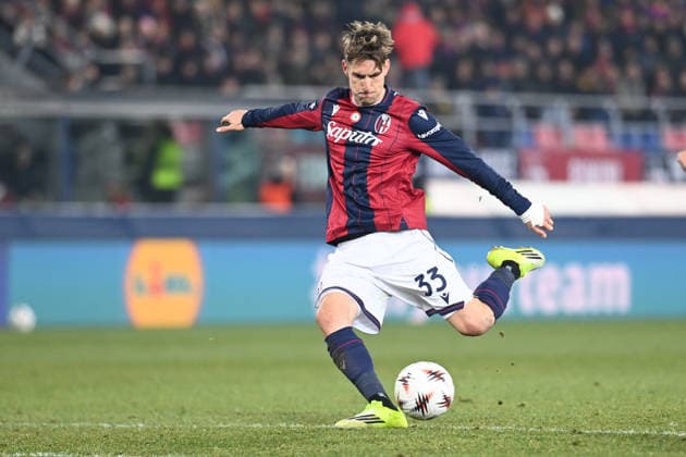 Juan Miranda (Bologna Fc) shooting on goal during Bologna FC vs Celtic FC, Football Europa League match in Bologna, Italy, January 22 2026  Copyright: xGianlucaxRicci IPAxSportx xipa-agency.netx xx IPA_70425365 IPA_Agency_IPA70425365