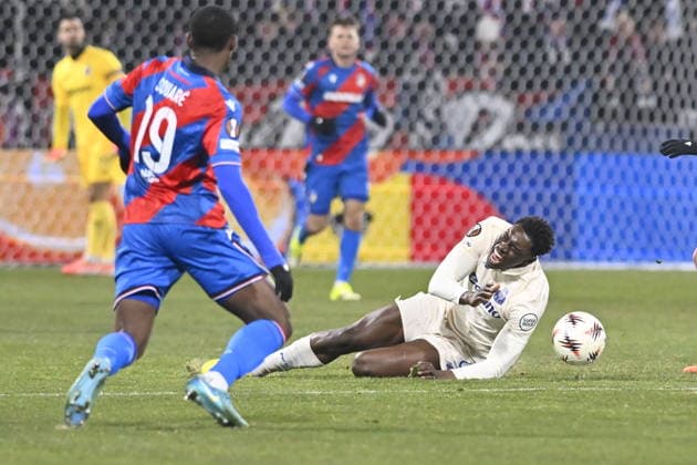 L-R Cheick Souare (Plzen) and Diogo Costa (Porto) in action during the European League of 7th round match Viktoria Plzen vs FC Porto, Pilsen, Czech Republic, January 22, 2026. (CTKxPhoto MiroslavxChaloupka) CTKPhotoP2026012209537  CTKPhotoP2026012209537