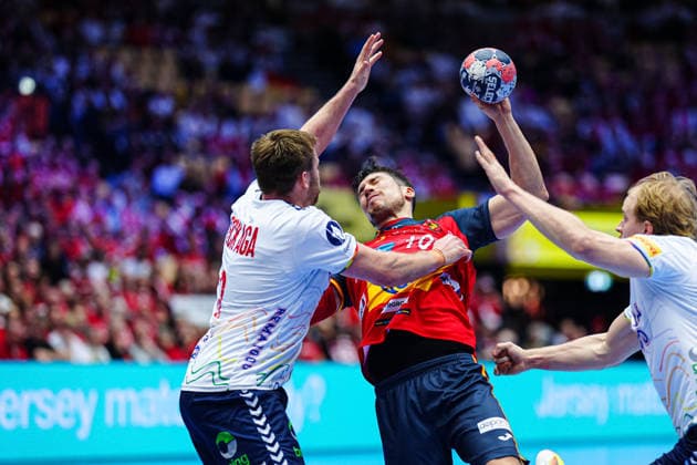 Vetle Eck Aga Norway, 03 , Alex Dujshebaev Spain, 10 DEN, Spain vs. Norway, Handball, EHF European Championship 2026, Main Round, Matchday 1, 22 01 2026 DEN, Spain vs. Norway, Handball, EHF European Championship 2026, Main Round, Matchday 1, 22 01 2026 Herning Copyright: xEibner-Pressefoto MarcelxvonxFehrnx EP_MFN