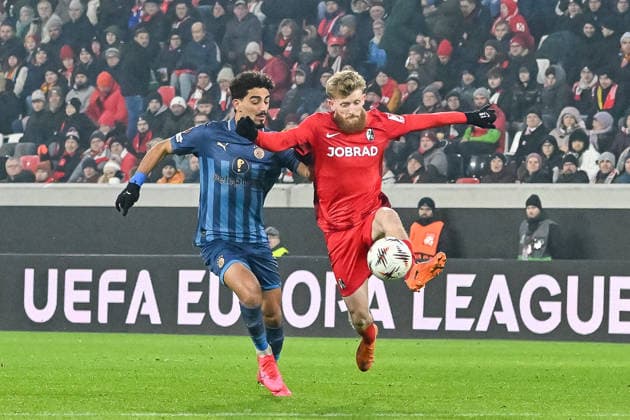 Roy Revivo Maccabi Tel Aviv FC, 03 in duel with Niklas Beste SC Freiburg, 19 on the ball GER, SC Freiburg Maccabi Tel Aviv, Soccer, Europa League, Matchday 7, Season 2025 2026, 22 01 2026 GER, SC Freiburg Maccabi Tel Aviv, Soccer, Europa League, Matchday 7, Season 2025 2026, 22 01 2026 Freiburg Copyright: xEibner-Pressefoto ThomasxHessx EP_THS