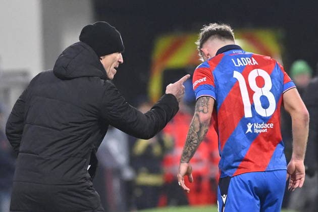 L-R Pilsen coach Martin Hysky speaks to player Tomas Ladra (Plzen) during the European League of 7th round match Viktoria Plzen vs FC Porto, Pilsen, Czech Republic, January 22, 2026. (CTKxPhoto MiroslavxChaloupka) CTKPhotoP2026012209580  CTKPhotoP2026012209580