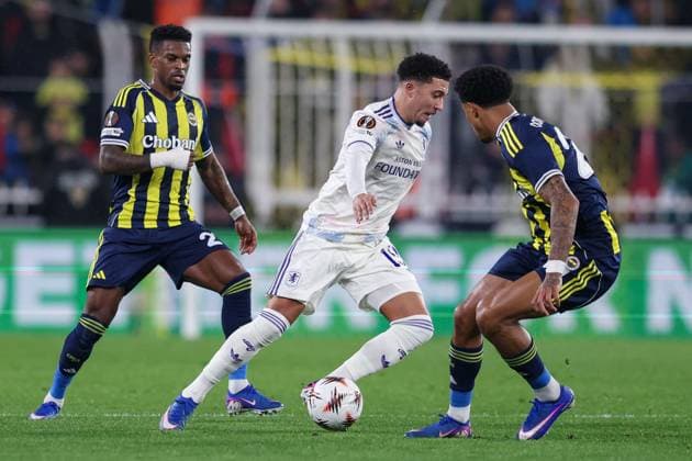 Jadon Sancho of Aston Villa runs past Fenerbahce players Fenerbache v Aston Villa, UEFA Europa League, Group Stage, Football, Sukru Saracoglu Stadium, Istanbul, Turkiye - 22 Jan 2026Istanbul Sukru Saracoglu Stadium Turkey EDITORIAL USE ONLY No use with unauthorised audio, video, data, fixture lists, club league logos or live services. Online in-match use limited to 120 images, no video emulation. No use in betting, games or single club league player publications. Copyright: xRaddadxJebarah Shutterstockx 16348379bi