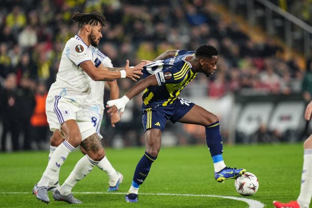 Fenerbahce v Aston Villa - UEFA Europa League ISTANBUL, TURKIYE - JANUARY 22: Jhon Duran (R) of Fenerbahce in action against Tyrone Mings (L) of Aston Villa during the UEFA Europa League week 7 football match between Fenerbahce and Aston Villa at Chobani Stadium in Istanbul, Turkiye, on January 22, 2026. Cemal Yurttas Anadolu Istanbul Turkey. Editorial use only. Please get in touch for any other usage.  Copyright: x2026xAnadoluxCemalxYurttasx
